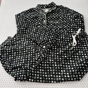 Vintage White Tag Victoria’s Secret Black Silver
Heart Star Theme PJ Set
Size M